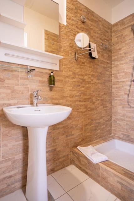 Hotel Le Castellamar Sainte-Maxime Zewnętrze zdjęcie